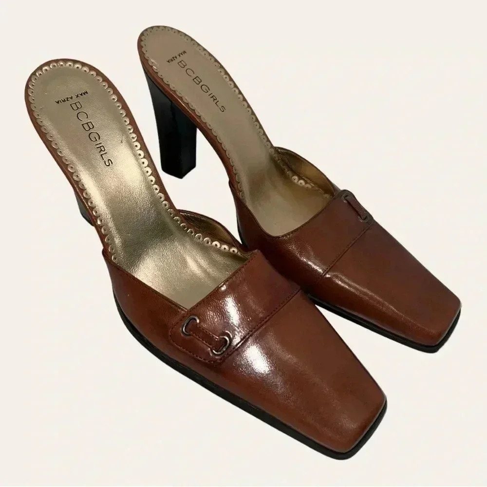 4835. BCBGIRLS MAXAZRIA SQUARE TWO HEELS BLOCK HEEL COGNAC IN‎ COLOR SIZE 7B